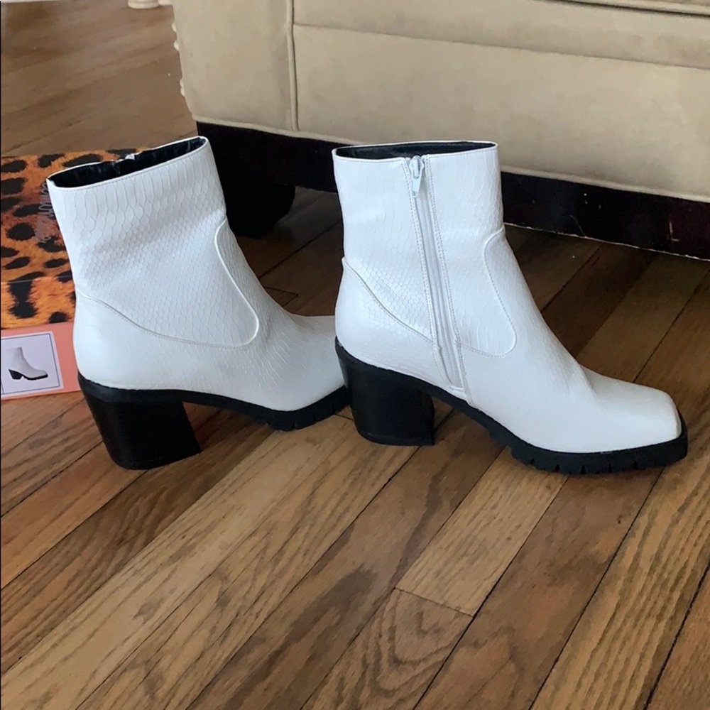 WHITE BOOTIES